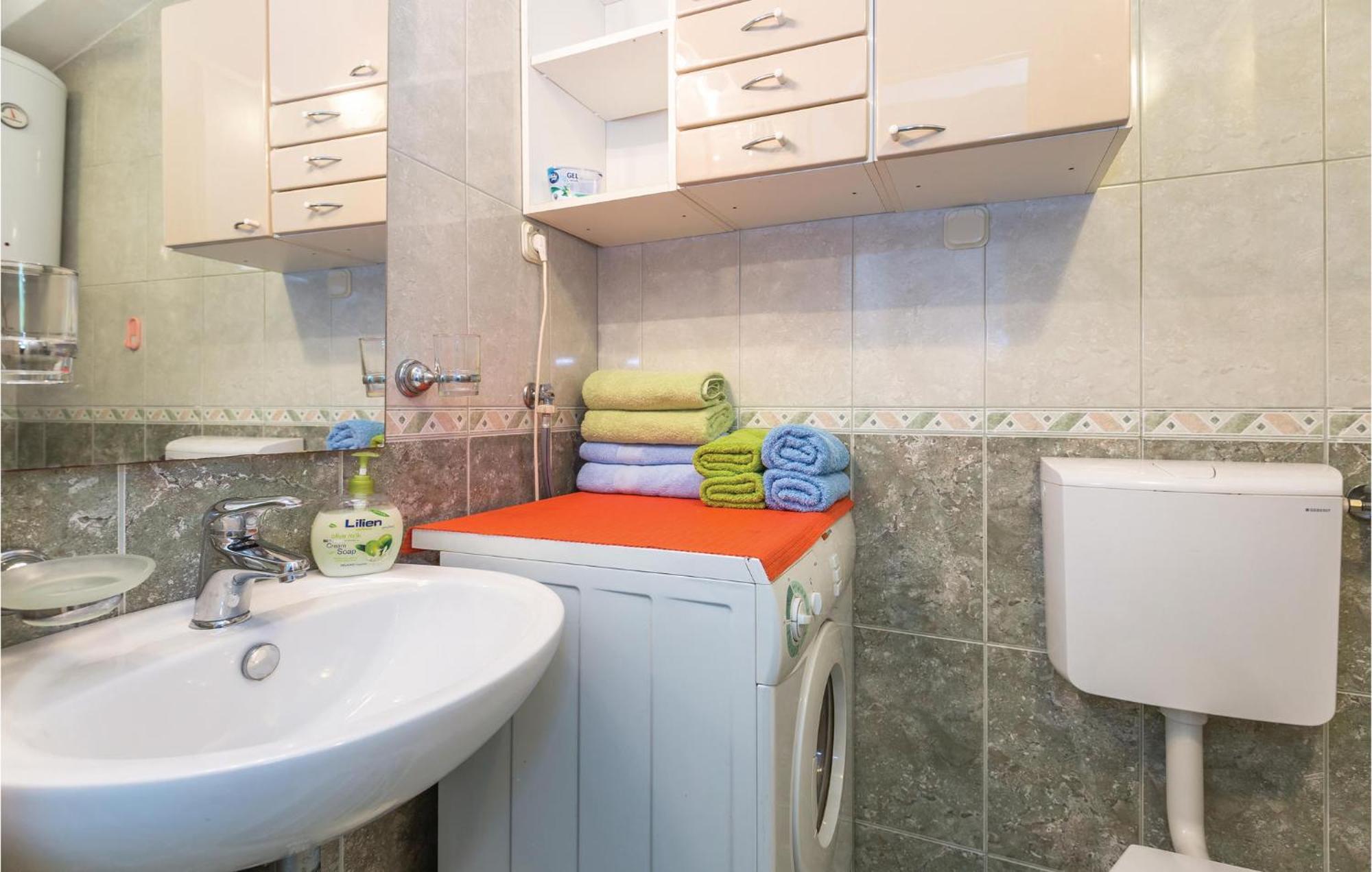 Awesome Apartment In Makarska With Kitchen Eksteriør billede
