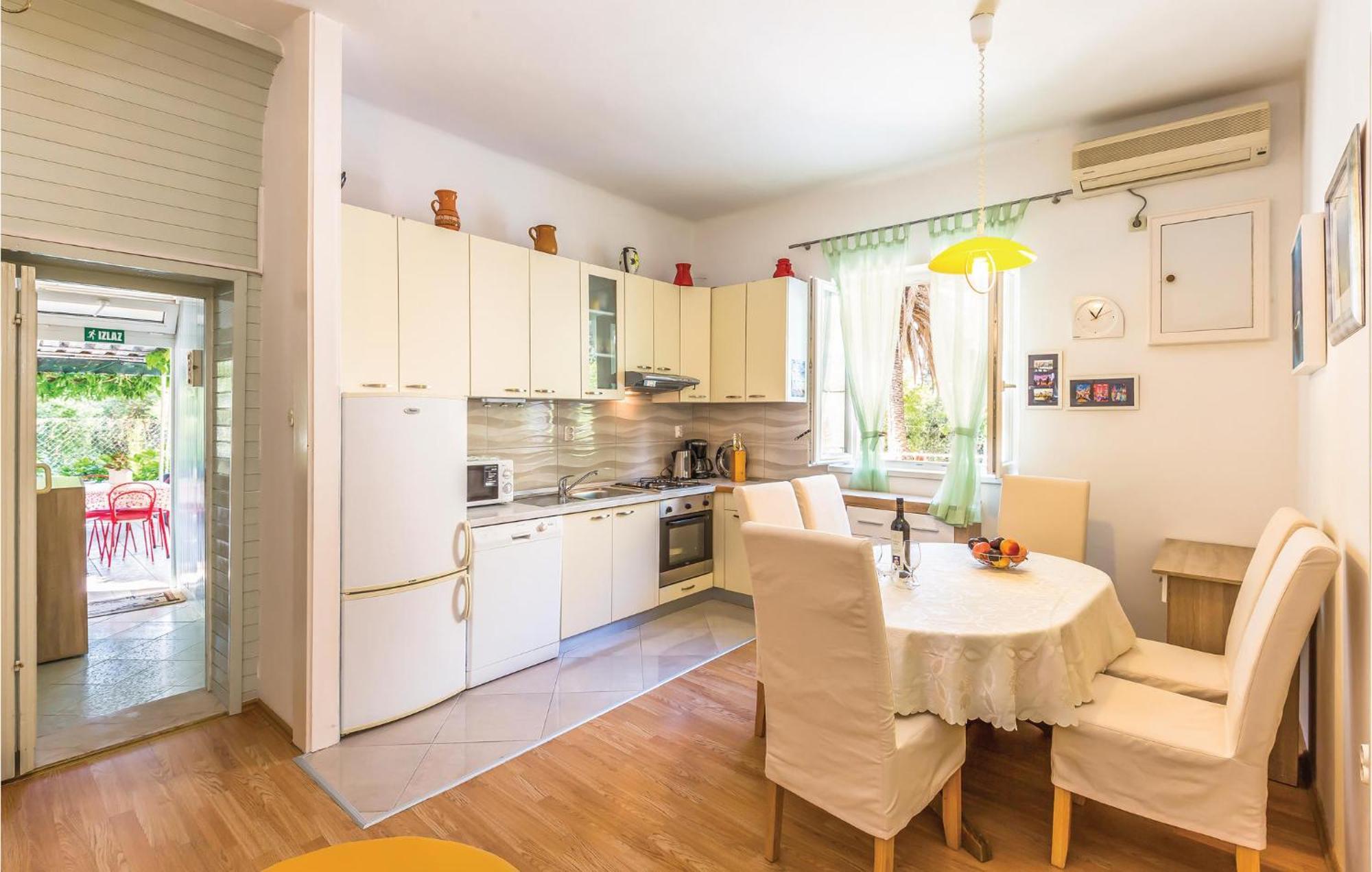 Awesome Apartment In Makarska With Kitchen Eksteriør billede